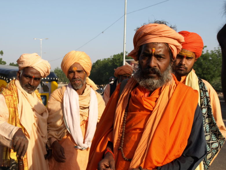 オレンジが印象的なインド僧侶の画像