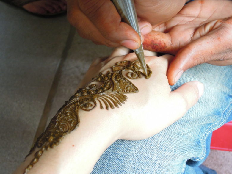 インドでヘナタトゥーをしている写真